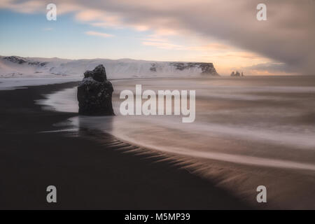 Neige en hiver la plage de Reynisfjara qui jouit, en Islande Banque D'Images