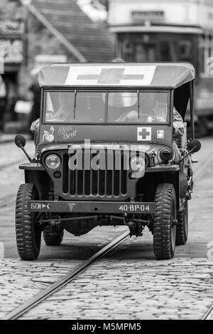 1940 Jeep Willeys véhicule médical à la reconstitution d'un week-end à l'échelle nationale, Musée du Tramway Crich, Derbyshire, Angleterre, RU Banque D'Images