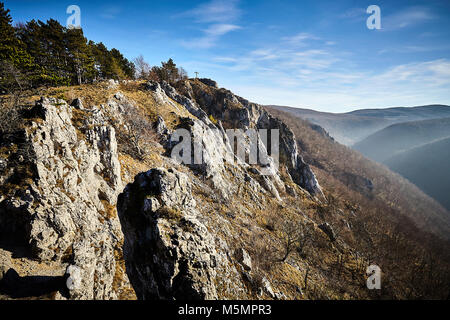 Plavecký Mikuláš, la Slovaquie. 25 Décembre, 2017. Rocher calcaire Kršlenica avec son environnement est bien connu nature reserve à Malé Karpaty, Plavecký Banque D'Images