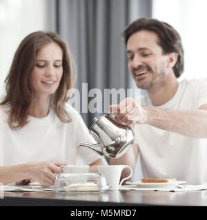Couple de prendre le petit déjeuner ensemble à la maison Banque D'Images