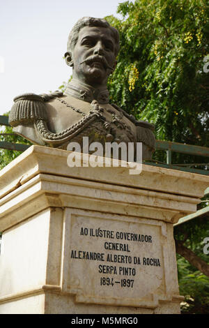Buste de gouverneur général Alexandre Alberto Da Rocha de Serpa Pinto, Albuquerque Square, Praia, Santiago, Cap Vert Banque D'Images