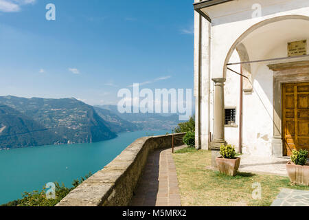 Santuario della Madonna della Ceriola, une petite chapelle au sommet de l'île de Monte Isola surplombant le lac d'Iseo en Italie du Nord. Banque D'Images