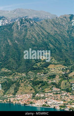 Avis de vente Marasino sur le lac d'Iseo en Italie du Nord avec les petites villes et les montagnes au-dessus. Banque D'Images