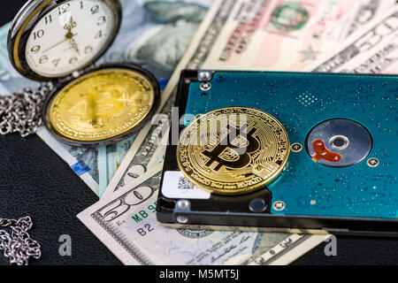 Bitcoin or sur le disque dur sur le dollar us avec pocket watch Banque D'Images