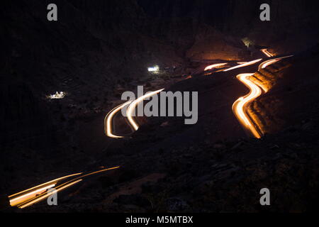 Des sentiers de lumière sur le Jabal Siae route de montagne la nuit, EAU Banque D'Images