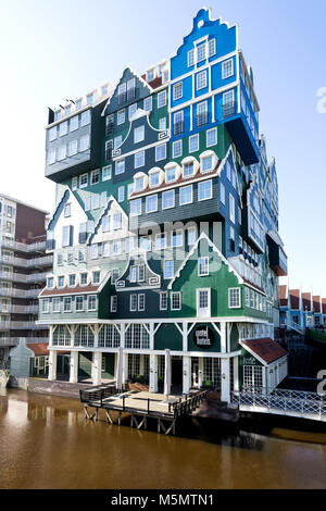 Hôtel Inntel à Zaandam, NL. La façade, une accumulation de près de soixante-dix maisons traditionnelles de 'Zaanse' devient la caractéristique remarquable de ce bâtiment. Banque D'Images