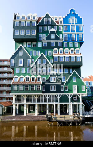 Hôtel Inntel à Zaandam, NL. La façade, une accumulation de près de soixante-dix maisons traditionnelles de 'Zaanse' devient la caractéristique remarquable de ce bâtiment. Banque D'Images