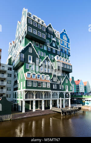 Hôtel Inntel à Zaandam, NL. La façade, une accumulation de près de soixante-dix maisons traditionnelles de 'Zaanse' devient la caractéristique remarquable de ce bâtiment. Banque D'Images