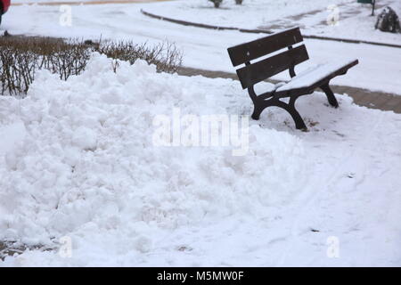 Un banc en hiver est l'objet qui est la moins utilisée même dans le parc. Banque D'Images