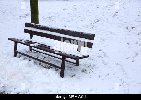 Un banc en hiver est l'objet qui est la moins utilisée même dans le parc. Banque D'Images