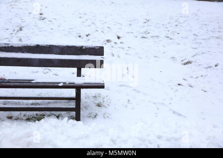 Un banc en hiver est l'objet qui est la moins utilisée même dans le parc. Banque D'Images