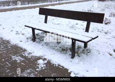 Un banc en hiver est l'objet qui est la moins utilisée même dans le parc. Banque D'Images