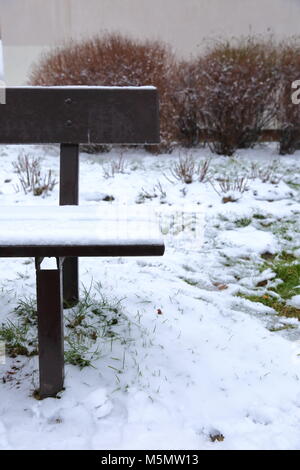 Un banc en hiver est l'objet qui est la moins utilisée même dans le parc. Banque D'Images