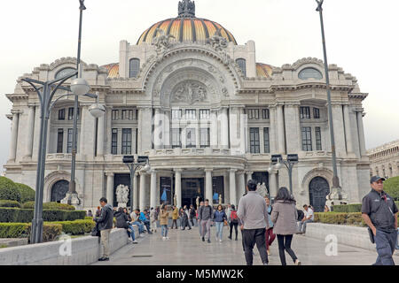 Les visiteurs du complexe culturel de Bellas Artes dans le centro historico de Mexico, Mexique. Banque D'Images