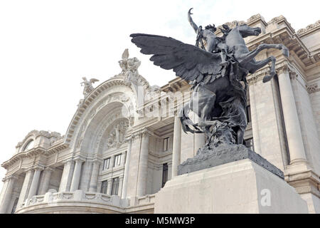 Statue de Pegasus monte la garde devant l'Pallacio de Bellas Artes de Mexico, Mexique. Banque D'Images