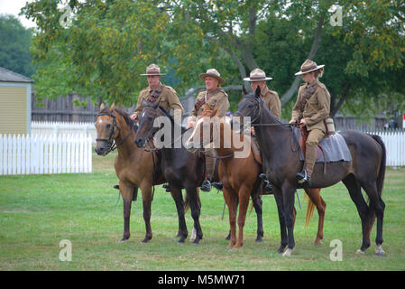 Reanactors habillés en costume de la préparation de l'exécution de l'équitation un affichage à l'Lieu historique national du Fort-George, Niagara on the Lake, Ontario, Banque D'Images