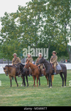 Reanactors habillés en costume de la préparation de l'exécution de l'équitation un affichage à l'Lieu historique national du Fort-George, Niagara on the Lake, Ontario, Banque D'Images