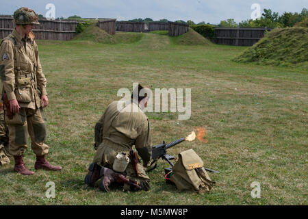 Un soldat vêtu de l'UNIFORME DE LA SECONDE GUERRE MONDIALE une mitrailleuse tirant à une reconstitution au lieu historique national du Fort-George, Niagara-on-the-Lake, Ontario, Canada Banque D'Images
