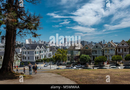 Les belles dames de Steiner Street (vers Alamo Square) et la ville moderne Banque D'Images