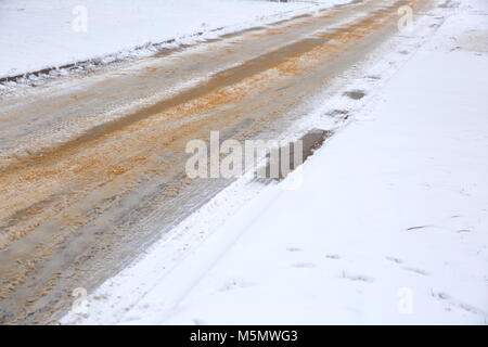 La bande de roulement reflète du pneu de voiture sur la neige fraîche en dit long sur la qualité et la pertinence de l'utilisation de pneus. Banque D'Images