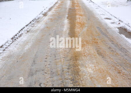 La bande de roulement reflète du pneu de voiture sur la neige fraîche en dit long sur la qualité et la pertinence de l'utilisation de pneus. Banque D'Images