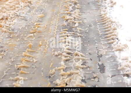 La bande de roulement reflète du pneu de voiture sur la neige fraîche en dit long sur la qualité et la pertinence de l'utilisation de pneus. Banque D'Images