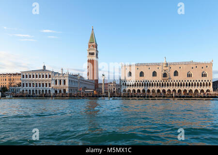 Palais des Doges, la Place St Marc Bell Tower ou le campanile et la Tour de l'horloge au coucher du soleil dans des tons doux de lumière chaude, San Marco Venise, Italie Vue sur l'eau de la lag Banque D'Images