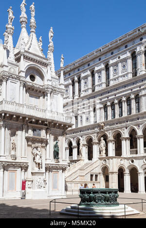 Cour intérieure du palais des Doges, Le Palais Ducale, Palais Ducal, avec l'ancien puits ou pozzo et l'Escalier des Géants avec des statues de Neptune et de Mar Banque D'Images