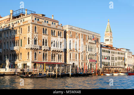 Coucher du soleil sur le Grand Canal, l'hôtel Bauer Palazzo, et la Biannale di Venezia, San Marco, Venise, Vénétie, Italie avec les touristes appréciant une soirée gondola Banque D'Images