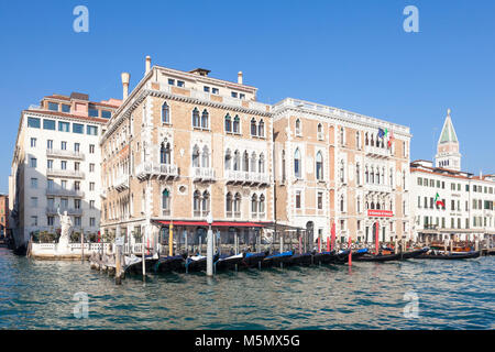 Hôtel Bauer Palazzo façade extérieure sur le Grand Canal, San Marco, Venise, Vénétie, Italie surplombant Basino San Marco avec gondoles à l'avant Banque D'Images