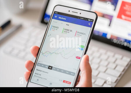 Melbourne, Australie - Feb 2, 2018 : contrôle des données du marché boursier en Asie sur un smartphone Banque D'Images