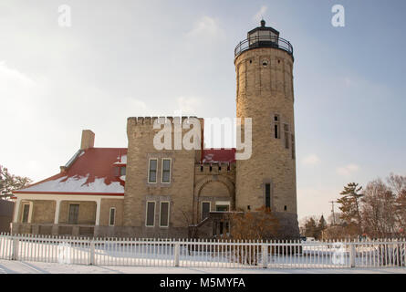 Avant de vieux phare Mackinac Point, dans la ville de Mackinac, Michigan en hiver. Banque D'Images