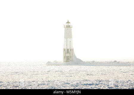 Frankfort, brise-lames Nord phare historique dans le brouillard sur les rives du lac Michigan en hiver. Banque D'Images