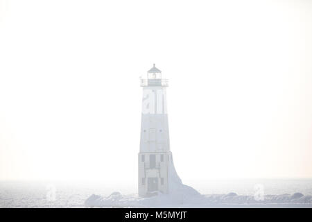 Frankfort, brise-lames Nord phare historique dans le brouillard sur les rives du lac Michigan en hiver. Banque D'Images