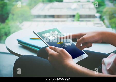 Close up main de femme assise et utiliser le contrôle de l'application tablette smart home à la maison,la technologie d'intelligence artificielle concept numérique Banque D'Images