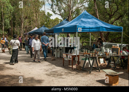 Exposition de poterie week-end à côté de la rivière Yarra à Warrandyte, à l'extérieur de Melbourne, Australie Banque D'Images