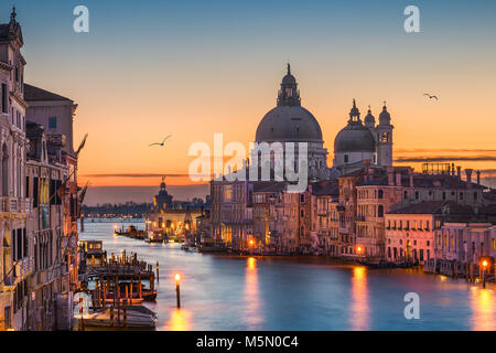 Grand Canal de nuit avec Basilique Santa Maria della Salute, Venise, Italie Banque D'Images