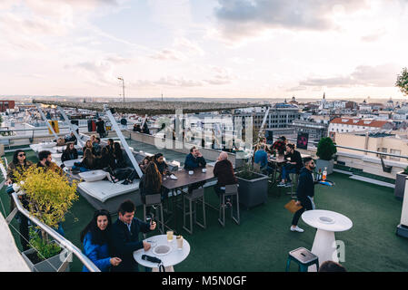 Madrid, Espagne - 3 novembre 2017 : les personnes bénéficiant au café sur Circulo de Bellas Artes de Madrid au coucher du soleil sur le toit. Banque D'Images
