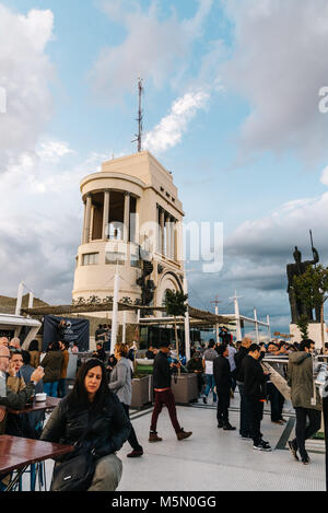Madrid, Espagne - 3 novembre 2017 : les personnes bénéficiant au café sur Circulo de Bellas Artes de Madrid au coucher du soleil sur le toit. Banque D'Images