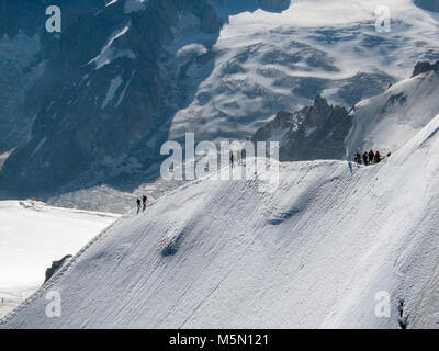 Les randonneurs sur l'Aiguille du Midi, dans les alpes françaises Banque D'Images