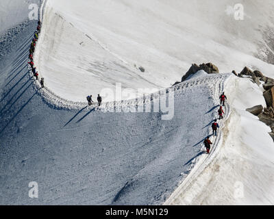 Les randonneurs sur l'Aiguille du Midi, dans les alpes françaises Banque D'Images