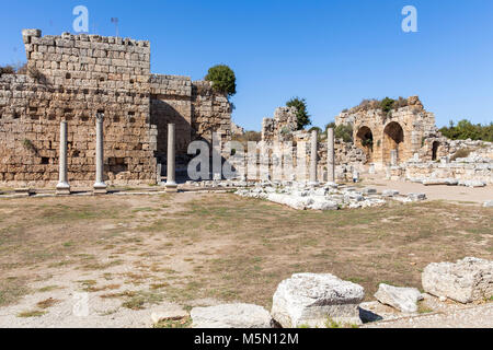 Grande baignoire dans les ruines de la ville antique de Pergé en Turquie Antalya. Banque D'Images