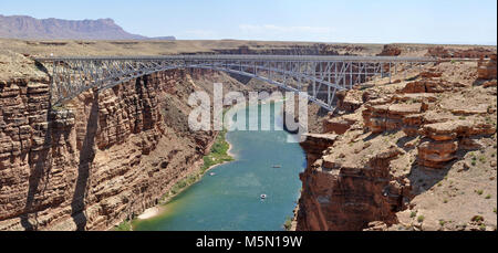 Bateaux passant sous le canyon Marble Ponts Navajo . Ceux qui voyagent à travers le pays sur la route 89A entre les ressorts amer et Jacob Lake AZ arrivent à deux ponts similaires en apparence enjambant la rivière Colorado. Ces deux ponts, l'un et l'autre historique nouvelle, représentent l'un des sept postes frontaliers de la rivière Colorado pour 750 milles (1207 km). Le pont historique sert maintenant d'un pont piétonnier et fournit aux visiteurs un b Banque D'Images