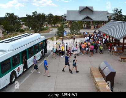 Grand Canyon Navette gratuite de la station du transport en commun du Centre d'accueil . Route de village bus (Route Bleue) Début de laisser les passagers à la Station de transport en commun du Centre d'accueil comme un autre groupe de visiteurs du parc attendre à bord de l'autobus. 2010 Mather Point et Grand Canyon Visitor Center créé beaucoup d'améliorations nécessaires au stationnement le Grand Canyon Visitor Center, un véhicule-gratuitement l'expérience du visiteur à Mather Point, une nouvelle jante-amphithéâtre côté et beaucoup d'information et d'interp Banque D'Images