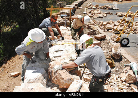 Grand Canyon Nat Park réparations de maçonnerie sur un canard . 5 juin 2012 - Canard sur un point de vue Rock : mur d'un travail de réparation - été 2012. À l'est lieu de travail panorama 2. Banque D'Images