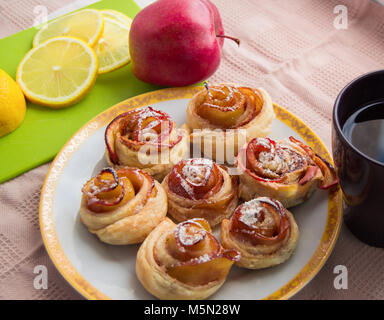 Muffin maison avec Apple, la cannelle, le sucre à glacer sur une assiette. Banque D'Images