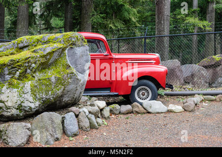 Camionnette Ford rouge restauré à une cour d'entreposage. Banque D'Images