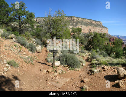 Le Parc National du Grand Canyon Sentier Hermit Dripping Springs Junction . Le sentier de Dripping Springs Junction est situé dans le bassin de l'Hermite, près du sommet de la Formation de Supai environ 1,6 miles (2,5 km) de l'ermite de départ. Le changement d'élévation à ce point de la jante est d'environ 1 400 pieds (427 m) vue est à nord. La fourche à gauche sur cette photo mène à Dripping Springs, qui est d'environ 1,5 miles (2,4 km) à partir de cette jonction. La fourche à droite sur cette photo, je Banque D'Images