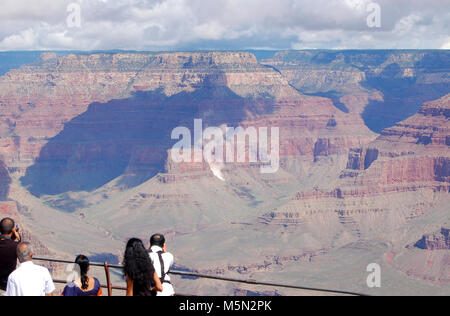 Le Parc National du Grand Canyon un éboulement de Point Hopi Aug , . Éboulement vu de Point Hopi le matin du jeudi 23 août, 2012 à 10 h 40 Point Hopi est situé le long de la pittoresque route ermite sur la rive sud du Grand Canyon National Park. La formation situé derrière l'éboulement est Shiva Temple. Banque D'Images