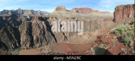 Grand Canyon National Park South Kaibab Trail a . Ci-dessous le Tipoff, le South Kaibab Trail suit vaguement le cours d'un sentier plus tôt appelé le sentier de câble (construit en 1907 pour accueillir l'accès à l'ancien système de téléphérique de l'autre côté de la rivière qui existait avant la construction du pont suspendu actuel). Vestiges de cette piste plus tôt peut être vu comme le sentier Kaibab sud descend vers le fleuve Colorado. L'accès à un lumineux Banque D'Images